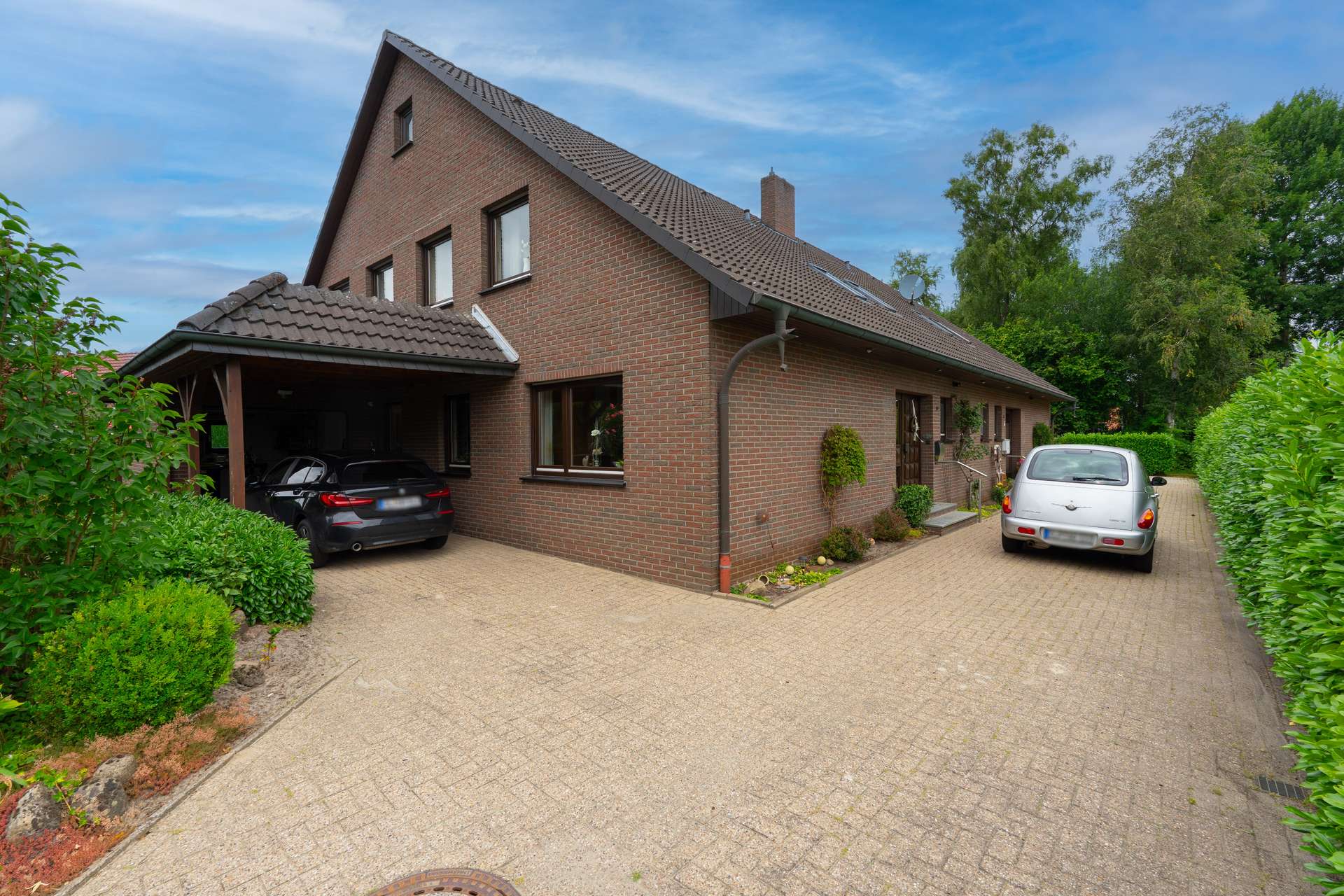 Auffahrt und Carport