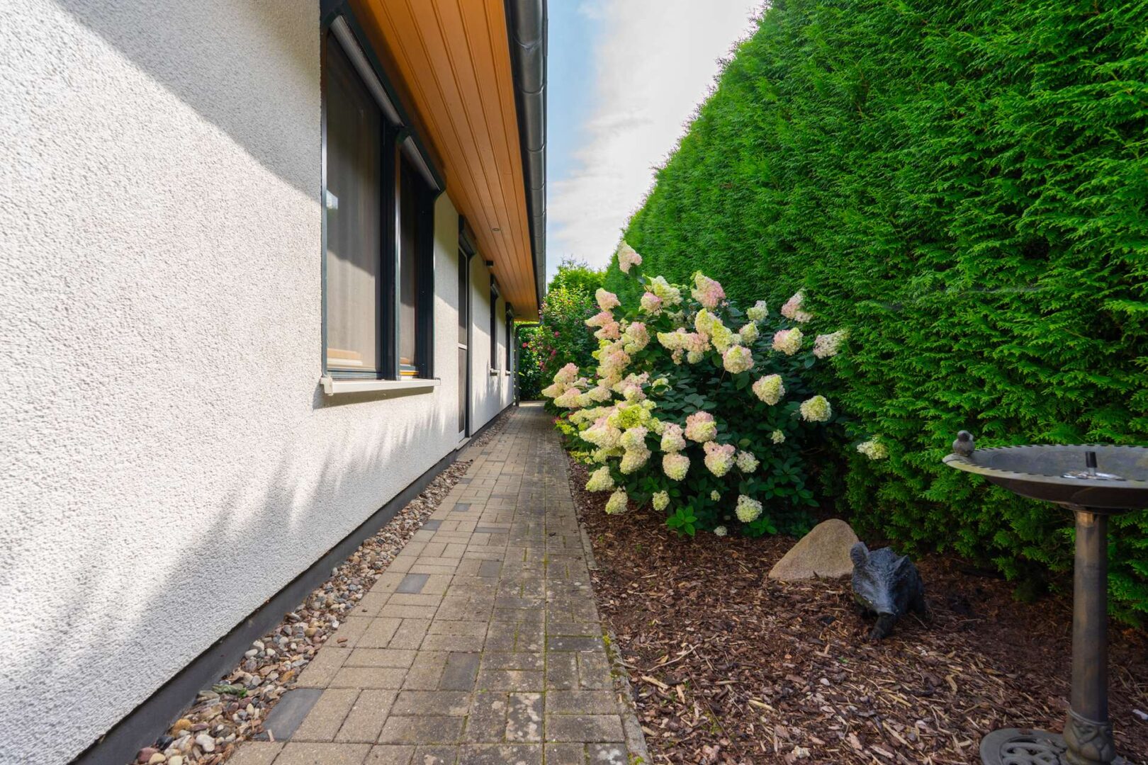 Weg hinter dem Haus