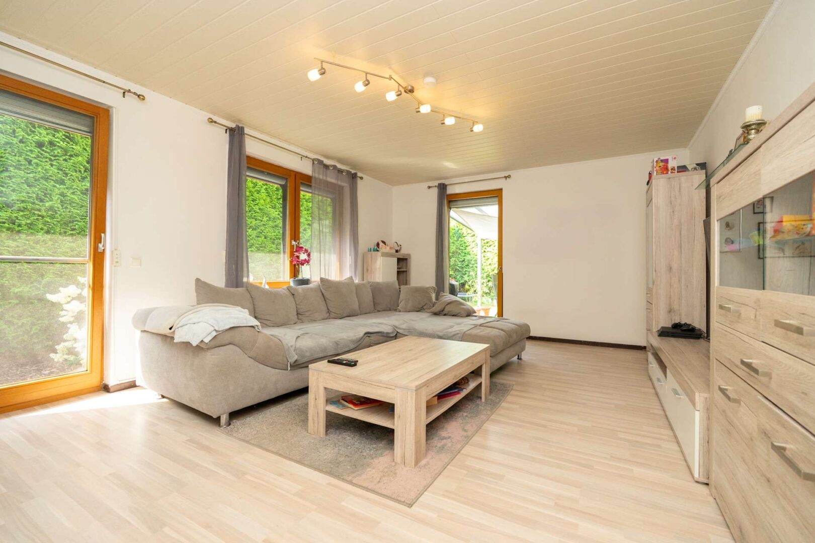 Wohnzimmer 1/2