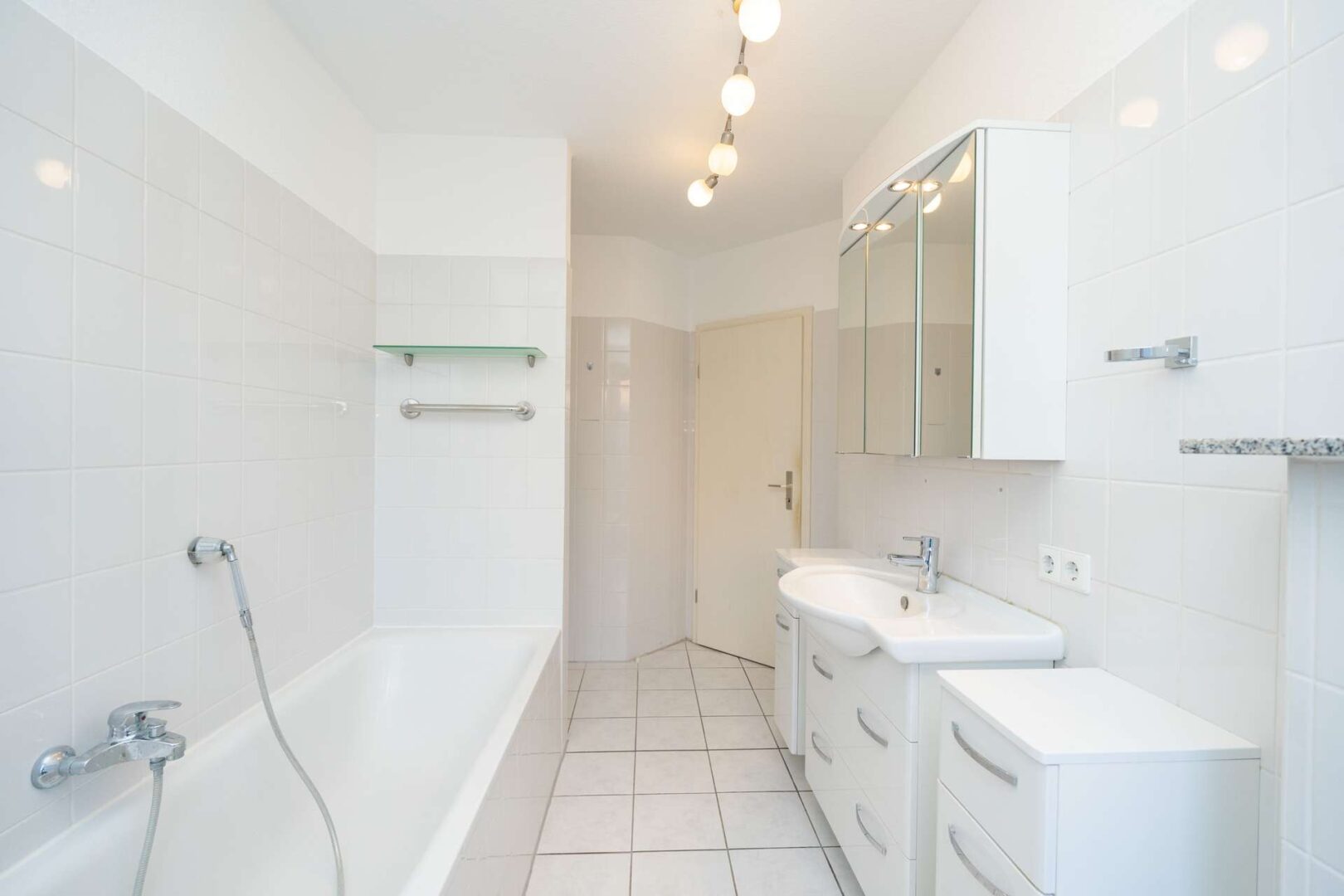 Badezimmer 2/2