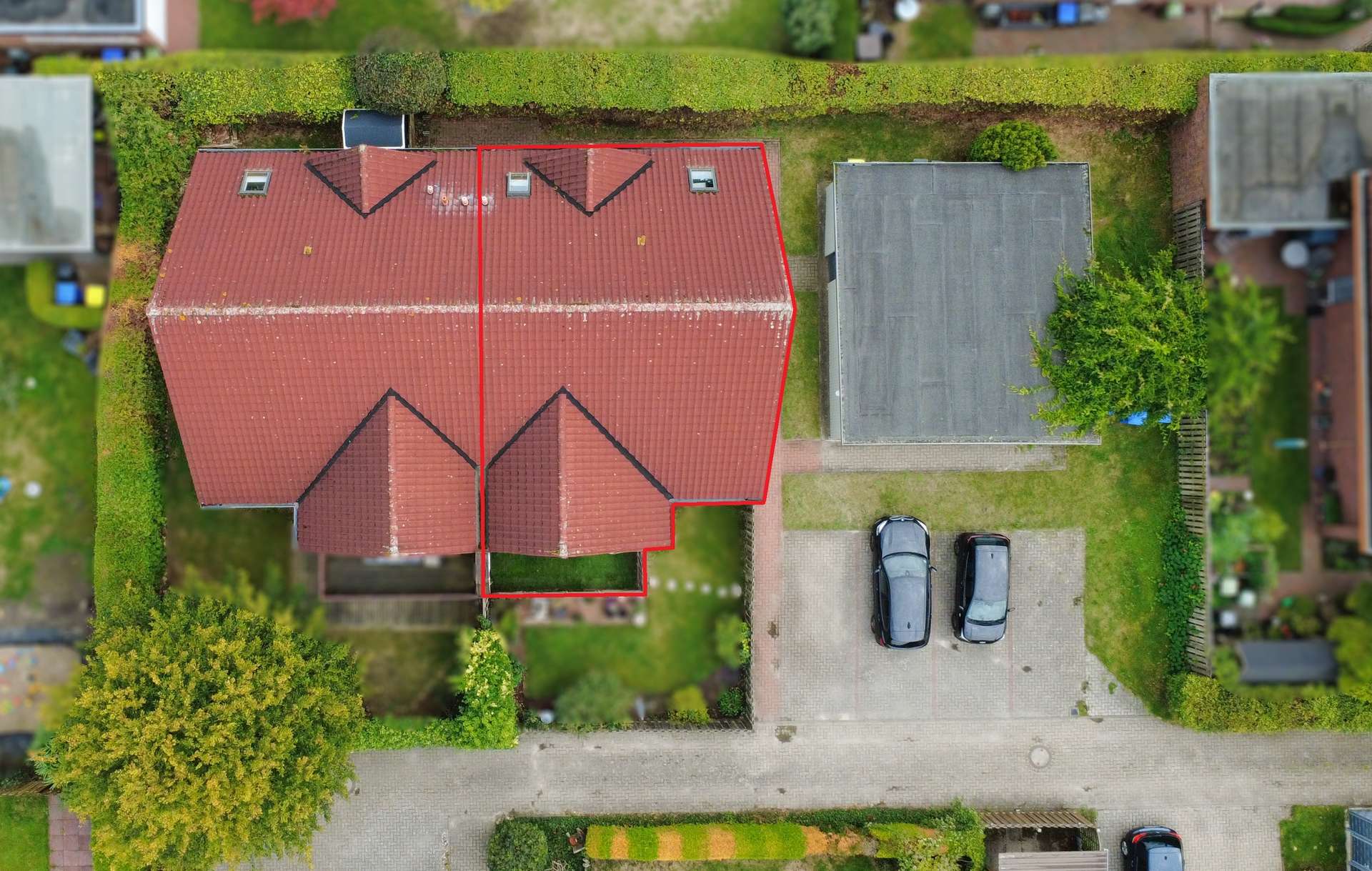 Drohnenaufnahme vom Grundstück (Balkon mit KI entleer)