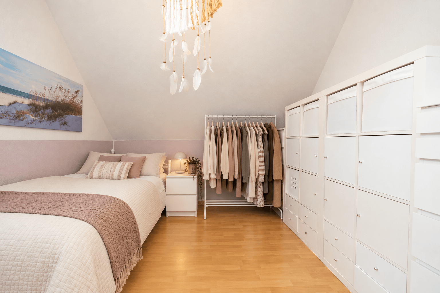 Schlafzimmer 1/2 (Möbel u. Einrichtung teilweise mit KI entfernt; Einrichtungsvorschlag mit KI)
