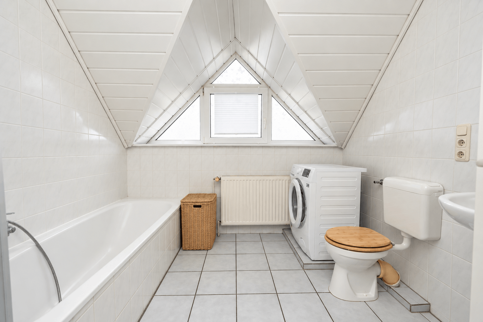 Badezimmer 1/2 (Gegenstände teilweise mit KI entfernt)