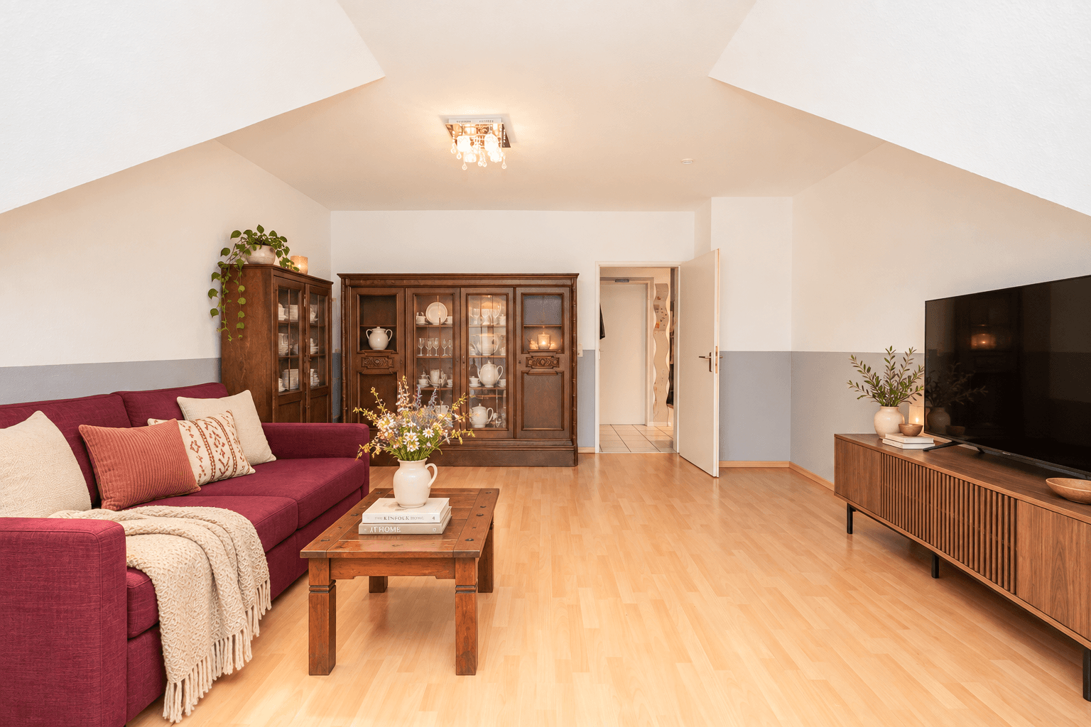 Wohnzimmer 2/2 (Möbel u. Einrichtung teilweise mit KI entfernt; Einrichtungsvorschlag mit KI)