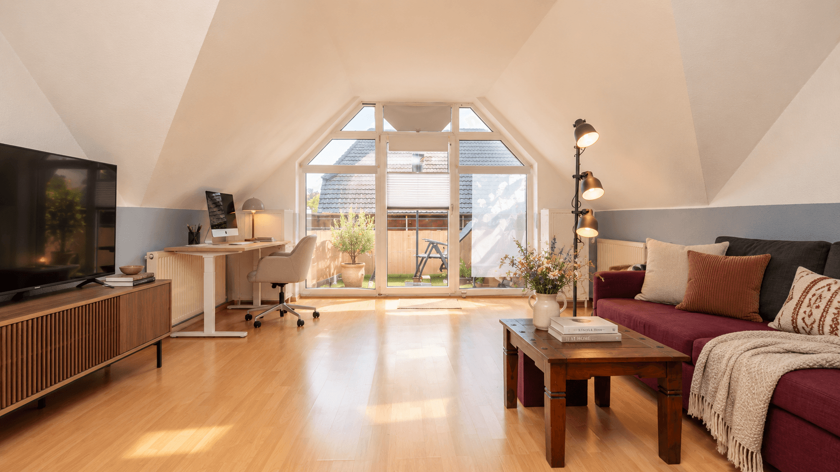 Wohnzimmer 1/2 (Möbel u. Einrichtung teilweise mit KI entfernt; Einrichtungsvorschlag mit KI)