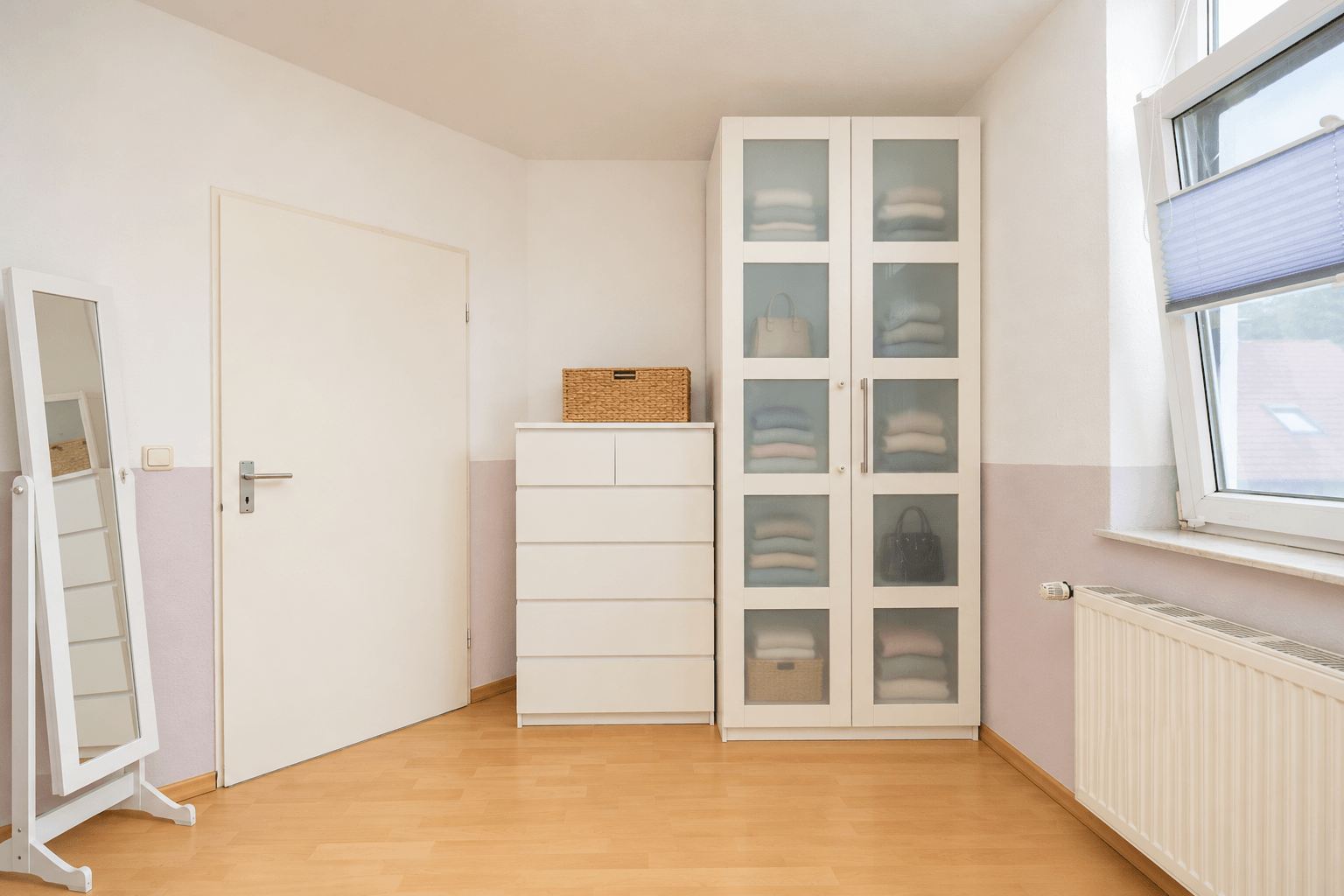 Schlafzimmer 2/2 (Möbel u. Einrichtung teilweise mit KI entfernt; Einrichtungsvorschlag mit KI)