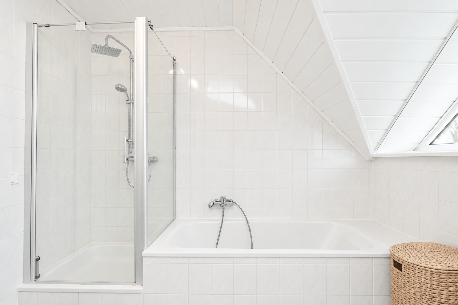 Badezimmer 2/2 (Gegenstände teilweise mit KI entfernt)
