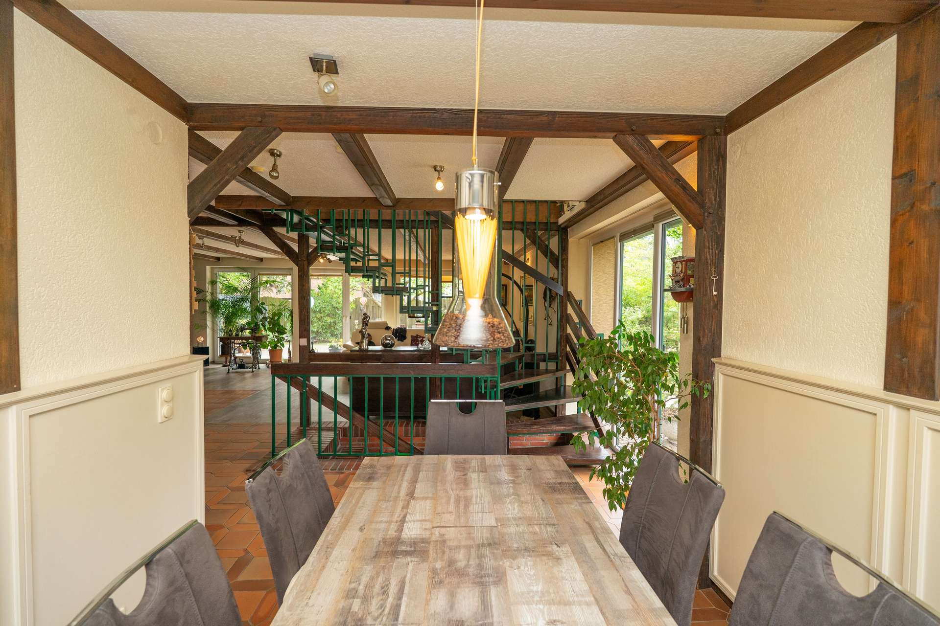 Eszimmer mit Blick ins Wohnzimmer