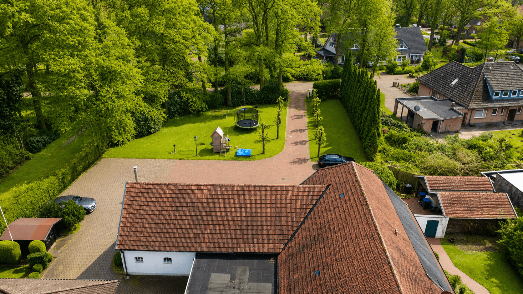 Blick auf die Einfahrt (KI-optimiert)