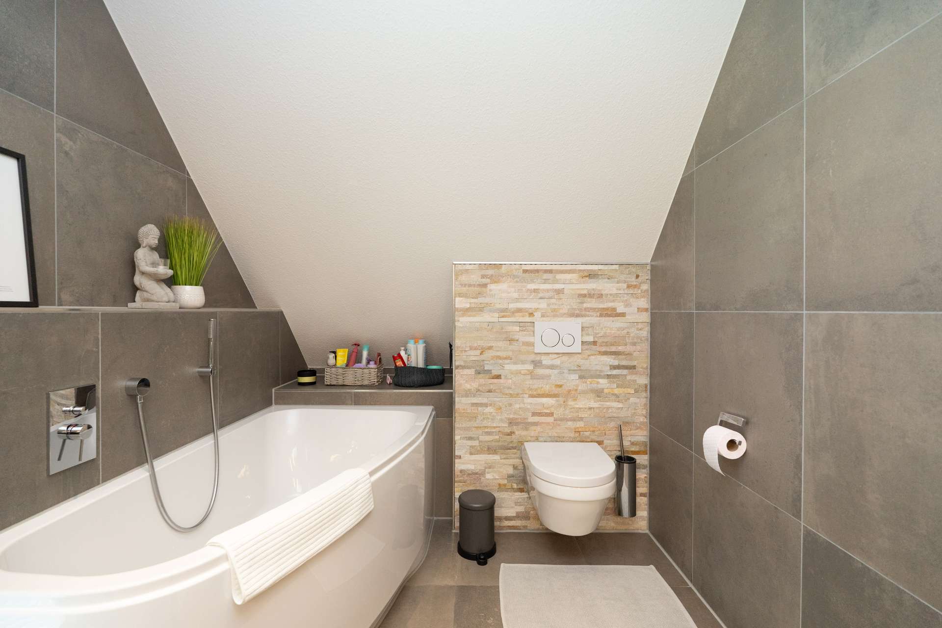 Badezimmer 2/4