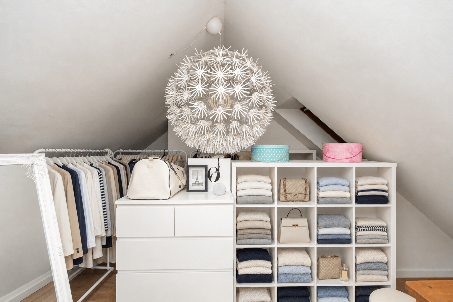 Garderobe obere Ebene (Wäscheanordnung mit KI geändert)
