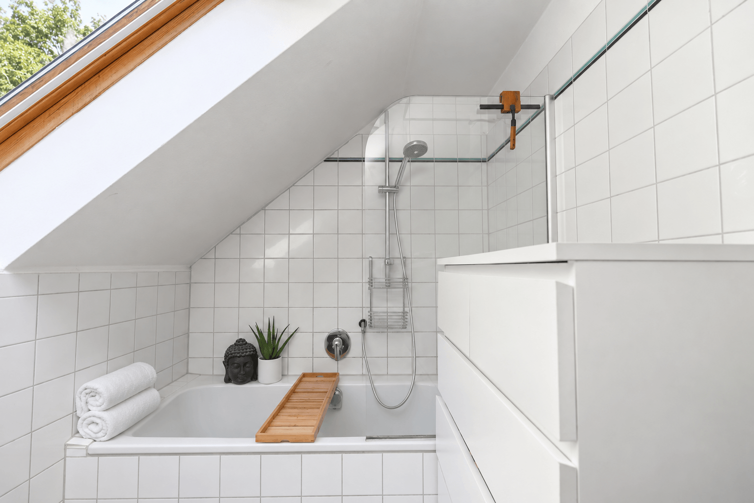 Badezimmer 2/2 (KI entleert und eingerichtet)