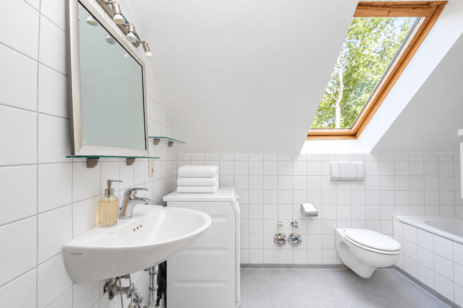Badezimmer 1/2 (KI entleert und eingerichtet)